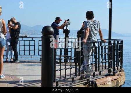 Les touristes et Les Visiteurs de la belle ville d'Alanya en Turquie prennent des selfies et profiter de la vue par le château d'Alanya Banque D'Images