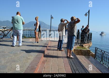 Les touristes et Les Visiteurs de la belle ville d'Alanya en Turquie prennent des selfies et profiter de la vue par le château d'Alanya Banque D'Images