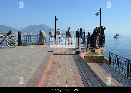 Les touristes et Les Visiteurs de la belle ville d'Alanya en Turquie prennent des selfies et profiter de la vue par le château d'Alanya Banque D'Images