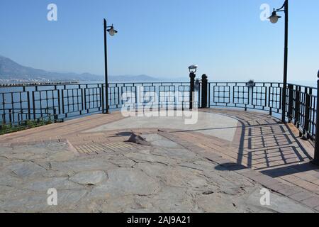 Les touristes et Les Visiteurs de la belle ville d'Alanya en Turquie prennent des selfies et profiter de la vue par le château d'Alanya Banque D'Images