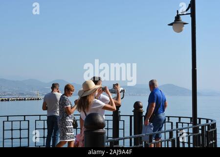 Les touristes et Les Visiteurs de la belle ville d'Alanya en Turquie prennent des selfies et profiter de la vue par le château d'Alanya Banque D'Images