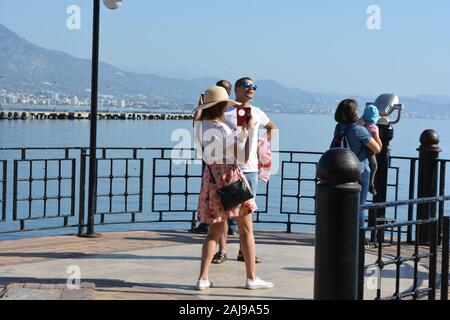 Les touristes et Les Visiteurs de la belle ville d'Alanya en Turquie prennent des selfies et profiter de la vue par le château d'Alanya Banque D'Images