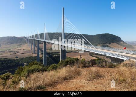 Vue sur le viaduc de Millau. France's largests bridge et un magnifique pont à haubans dans la vallée du Tarn, Aveyron, France. Banque D'Images