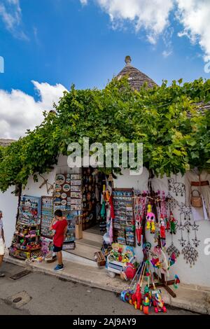 ALBEROBELLO, ITALIE - 28 août 2018 - Belle vieille ville d'Alberobello Trulli blanchis à carreaux en pierre maisons toit conique en Pouilles est visité chaque année par des millions de touristes. Avant de cadeaux Banque D'Images