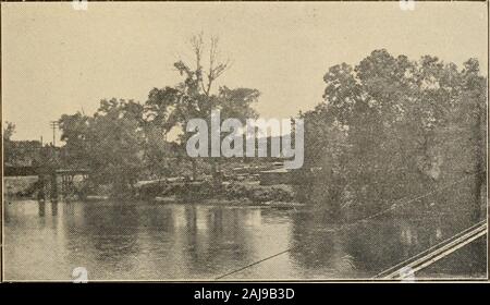 Rapport de Charles Mulford Robinson en ce qui concerne les affaires civiques dans la ville de Cedar Rapids, Iowa, avec des recommandations pour l'amélioration et l'embellissement de la ville . Deuxième AVENUE BRIDGE ET L'extrémité supérieure de l'île.. Les îles LOWErt FIN. &Gt ;^ DE L'UNIVERSITÉ DE L'UNI. ^ERS d'ITV J 4LL^^, PRN Banque D'Images