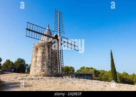 Vue du moulin de Daudet à Fontvieille / Provence (France). Ce moulin était l'ancienne maison du célèbre écrivain français Alphonse Daudet. Banque D'Images