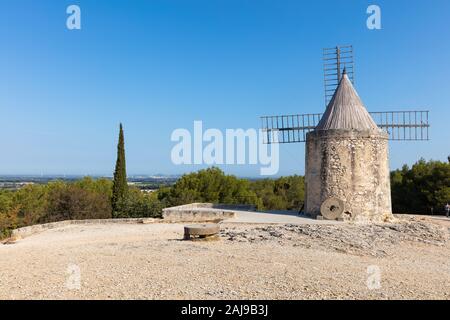 Vue du moulin de Daudet à Fontvieille / Provence (France). Ce moulin était l'ancienne maison du célèbre écrivain français Alphonse Daudet. Banque D'Images