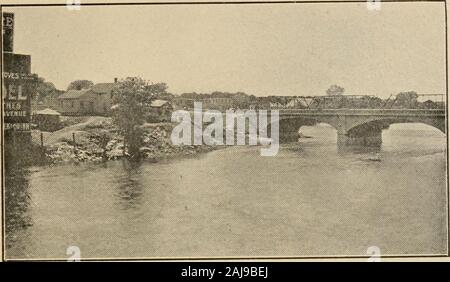 Rapport de Charles Mulford Robinson en ce qui concerne les affaires civiques dans la ville de Cedar Rapids, Iowa, avec des recommandations pour l'amélioration et l'embellissement de la ville . C : ^^ :*y 0/7j ;. Deuxième AVENUE BRIDGE ET L'extrémité supérieure de l'île. Banque D'Images