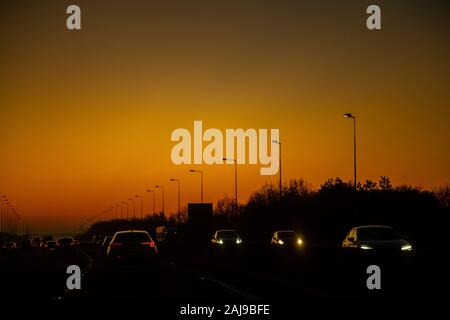 Le trafic encombré sur l'autoroute M5 à Bristol, Angleterre, alors que la nuit tombe, le coucher du soleil, coucher du soleil Décembre 2019 Banque D'Images