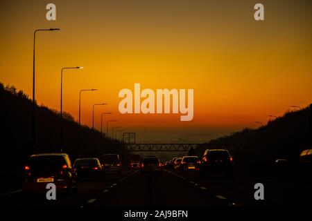 Le trafic encombré sur l'autoroute M5 à Bristol, Angleterre, alors que la nuit tombe, le coucher du soleil, coucher du soleil Décembre 2019 Banque D'Images