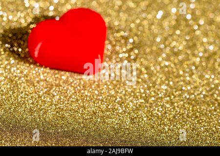 Valentines Day background avec coeur de flou artistique sur surface brillant or Banque D'Images