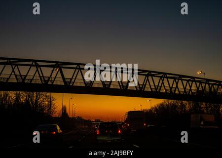 Le trafic encombré sur l'autoroute M5 à Bristol, Angleterre, alors que la nuit tombe, le coucher du soleil, coucher du soleil Décembre 2019 Banque D'Images