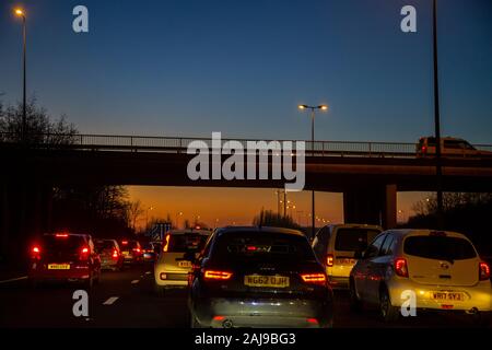 Le trafic encombré sur l'autoroute M5 à Bristol, Angleterre, alors que la nuit tombe, le coucher du soleil, coucher du soleil Décembre 2019 Banque D'Images