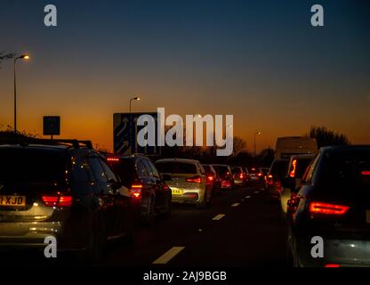 Le trafic encombré sur l'autoroute M5 à Bristol, Angleterre, alors que la nuit tombe, le coucher du soleil, coucher du soleil Décembre 2019 Banque D'Images