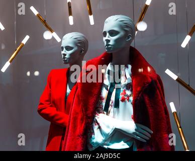 Fenêtre de mannequins boutique, dans la galerie Vittorio Emanuele II Banque D'Images