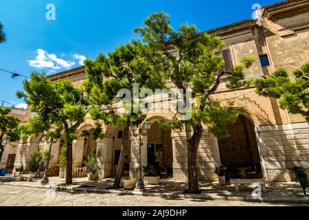 Bari, Italie - 28 août 2018 - Locorotondo dans les Pouilles, région des Pouilles, Italie du Sud est une petite ville avec une architecture ancienne, des rues étroites et atmosphère chaude. Cafétéria dans park Banque D'Images