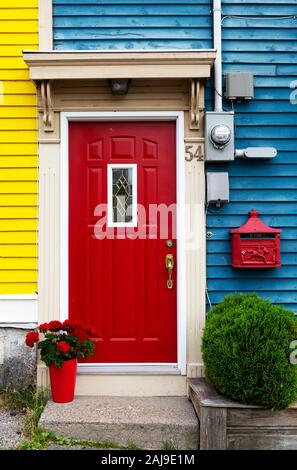 Façade d'une maison à St John's, Terre-Neuve et Labrador, Canada. La maison a une porte rouge. Banque D'Images