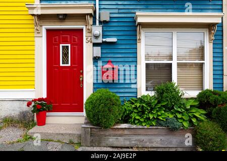 Façade d'une maison à St John's, Terre-Neuve et Labrador, Canada. La maison a une porte rouge. Banque D'Images