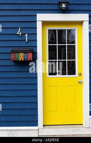 Façade d'une maison mauve à St John's, Terre-Neuve et Labrador, Canada. La maison a une porte jaune. Banque D'Images