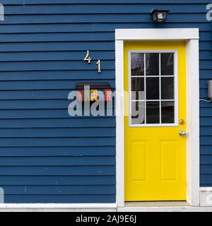 Façade d'une maison mauve à St John's, Terre-Neuve et Labrador, Canada. La maison a une porte jaune. Banque D'Images