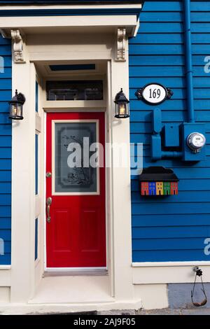 Façade d'une maison à St John's, Terre-Neuve et Labrador, Canada. La maison a une porte rouge. Banque D'Images