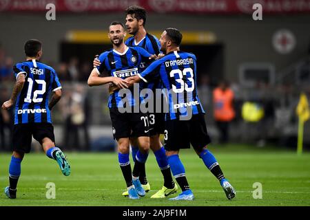 Milan, Italie. 26 août, 2019 : Marcelo Brozovic du FC Internazionale (2e à partir de L) célèbre avec ses coéquipiers après avoir marqué un but au cours de la série d'un match de football entre l'Internazionale FC et l'US Lecce. Internazionale FC a gagné 4-0 sur nous Lecce. Credit : Nicolò Campo/Alamy Live News Banque D'Images