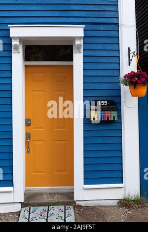 Façade d'une maison à St John's, Terre-Neuve et Labrador, Canada. La maison a une porte jaune. Banque D'Images