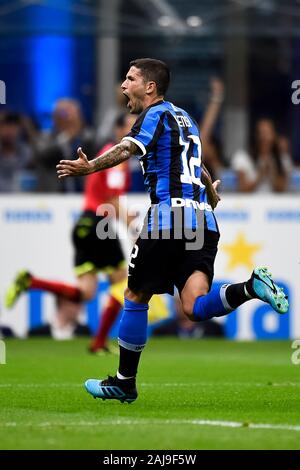 Milan, Italie. 26 août, 2019 : Stefano Sensi de l'Internazionale FC célèbre après avoir marqué un but au cours de la série d'un match de football entre l'Internazionale FC et l'US Lecce. Internazionale FC a gagné 4-0 sur nous Lecce. Credit : Nicolò Campo/Alamy Live News Banque D'Images