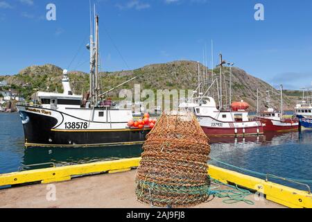 Les bateaux de pêche et les filets de pêche à St John's, Terre-Neuve et Labrador, Canada. Ils sont amarrés dans le port. Banque D'Images