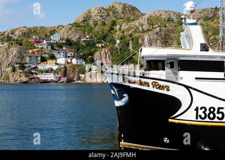 Chambres donnant sur le port de St John's, Terre-Neuve et Labrador, Canada. Les bateaux sont amarrés dans le port. Banque D'Images