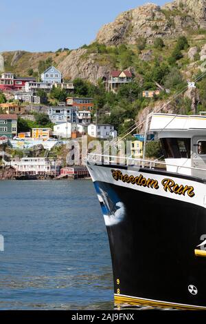 Chambres donnant sur le port de St John's, Terre-Neuve et Labrador, Canada. Les bateaux sont amarrés dans le port. Banque D'Images