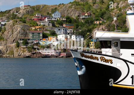 Chambres donnant sur le port de St John's, Terre-Neuve et Labrador, Canada. Les bateaux sont amarrés dans le port. Banque D'Images