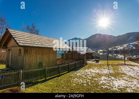 Vieux bateau en bois maison sur bord du lac Weissensee, Autriche Banque D'Images