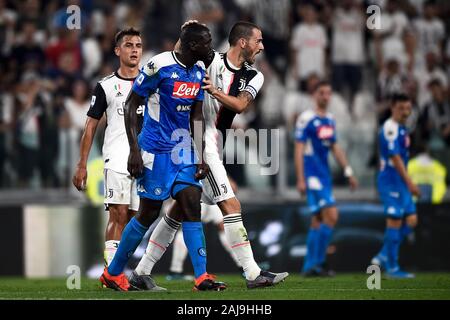 Turin, Italie. 31 août, 2019 : Leonardo Bonucci (C) de consoles Kalidou Koulibaly Juventus FC (2e à partir de L) du SSC Napoli après un objectif propre au cours de la série d'un match de football entre la Juventus et SSC Napoli. La Juventus a gagné 4-3 sur SSC Napoli. Credit : Nicolò Campo/Alamy Live News Banque D'Images