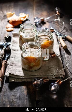 Dans les pots de yaourt au chocolat.Petit-déjeuner sain avec des fruits.Faible teneur en matières grasses des aliments et boissons.style Vintage Banque D'Images