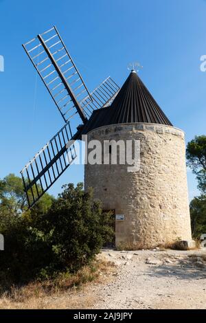 Vue du moulin de Daudet à Fontvieille / Provence (France). Ce moulin était l'ancienne maison du célèbre écrivain français Alphonse Daudet. Banque D'Images