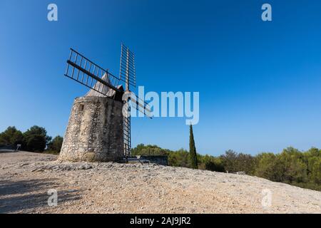 Vue du moulin de Daudet à Fontvieille / Provence (France). Ce moulin était l'ancienne maison du célèbre écrivain français Alphonse Daudet. Banque D'Images