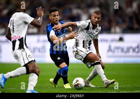 Milan, Italie. 14 Septembre, 2019 : Lautaro Martinez (C) de l'Internazionale FC est en concurrence pour le bal avec Sébastien De Maio (R) de l'Udinese Calcio au cours de la série d'un match de football entre l'Internazionale FC et de l'Udinese Calcio. Internazionale FC a gagné 1-0 à l'Udinese Calcio. Credit : Nicolò Campo/Alamy Live News Banque D'Images