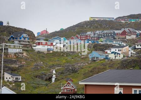 Maisons en bois coloré niché à flanc de colline dans l'Qaqortoq, ville la plus peuplée dans le sud du Groenland. Banque D'Images