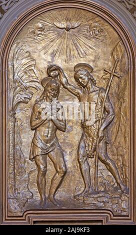 Bologne, Italie - 18 avril 2018 : Le relief du baptême de Jésus dans l'église Chiesa di San Benedetto de Luciano Minguzzi (1911-2004). Banque D'Images