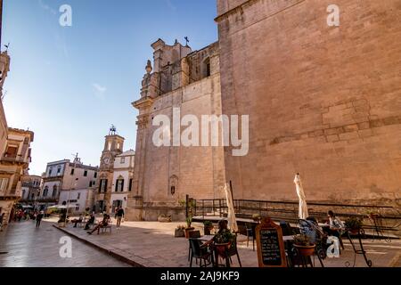 Bari, Italie - 28 août 2018 - Locorotondo dans les Pouilles, région des Pouilles, Italie du Sud est une petite ville avec une architecture ancienne, des rues étroites et atmosphère chaude. Mode de vie animé du centre-ville Banque D'Images