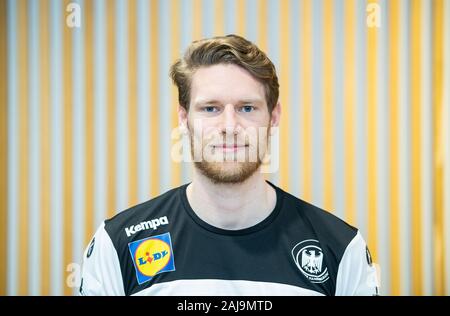 03 janvier 2020, Hessen, Frankfurt/Main : Tobias, Reichmann, joueur de handball nationale, qui se tient dans les locaux de la Confédération allemande des sports olympiques (DOSB). À l'occasion de l'EHF de Handball 2020 (09.01-26.01,2020) un événement médiatique avec l'équipe nationale allemande de handball aura lieu. Photo : Andreas Arnold/dpa Banque D'Images