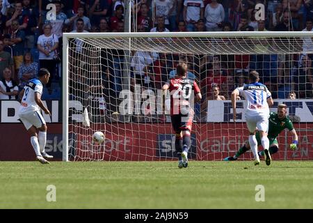 Gênes, Italie. 15 Septembre, 2019 : Luis Muriel (L) de l'Opération Atalanta BC marque le premier but lors de la série d'un match de football entre Gênes et CFC Atalanta BC. Atalanta BC a gagné 2-1 sur Gênes CFC. Credit : Nicolò Campo/Alamy Live News Banque D'Images