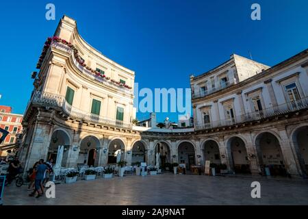 Bari, Italie - 28 août 2018 - Locorotondo dans les Pouilles, région des Pouilles, Italie du Sud est une petite ville à l'architecture étonnante, des rues étroites et atmosphère chaude. Round square en fin d'après-midi Banque D'Images