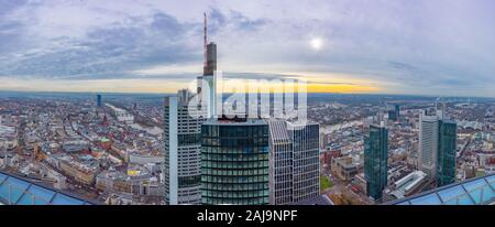 Panorama de la ville gratte-ciel Commerz Bank, vue vers le sud de la tour principale. Frankfurt am Main, Allemagne. 16 Décembre 2019 Banque D'Images