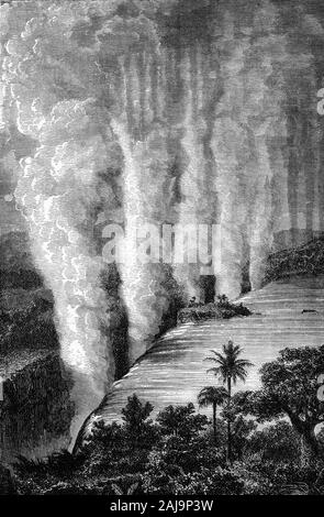 Victoria Falls est une chute d'eau en Afrique australe sur le fleuve Zambèze à la frontière entre la Zambie et le Zimbabwe. David Livingstone, le missionnaire et explorateur écossais, est soupçonné d'avoir été le premier Européen à voir les chutes Victoria le 16 novembre 1855, à partir de ce qui est maintenant connu comme l'île de Livingstone, l'une des deux masses terrestres au milieu de la rivière, juste en amont des chutes, près de la rive zambienne. Livingstone nommé son observation en l'honneur de la reine Victoria d'Angleterre, mais le nom de la langue, les Lozi Mosi-oa-Tunya-'La fumée qui tonne'-continue dans l'usage courant. Banque D'Images