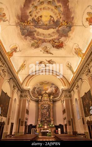 Côme, Italie - 11 MAI 2015 : la fresque au plafond de la Sainte Trinité à l'église Chiesa di San Orsola par Gian Domenico Caresana (1616). Banque D'Images