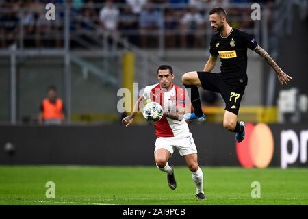 Milan, Italie. 17 Septembre, 2019 : Nicolae Stanciu (L) de SK Slavia Praha est en concurrence pour le bal avec Marcelo Brozovic de Internazionale FC au cours de la Ligue des Champions, match de football entre le FC Internazionale et SK Slavia Praha. Le match s'est terminé dans un match nul 1 à 1. Credit : Nicolò Campo/Alamy Live News Banque D'Images