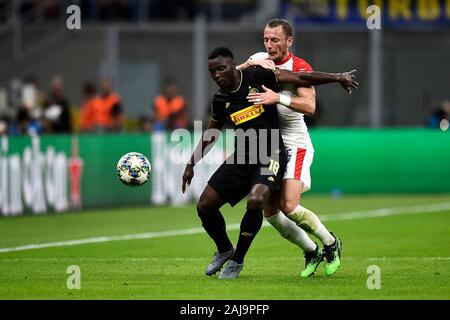 Milan, Italie. 17 Septembre, 2019 : Kwadwo Asamoah (L) de l'Internazionale FC est en concurrence pour le bal avec Vladimir Coufal de SK Slavia Praha au cours de la Ligue des Champions, match de football entre le FC Internazionale et SK Slavia Praha. Le match s'est terminé dans un match nul 1 à 1. Credit : Nicolò Campo/Alamy Live News Banque D'Images