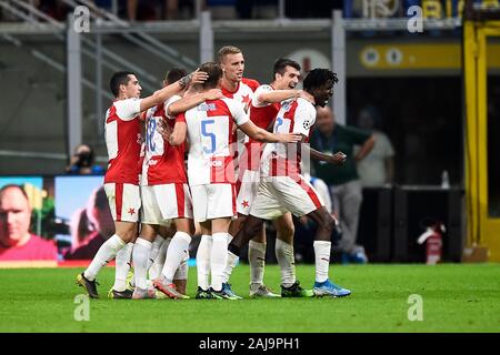 Milan, Italie. 17 Septembre, 2019 : Peter Olayinka (R) de SK Slavia Praha célèbre avec ses coéquipiers après avoir marqué un but lors de la Ligue des Champions, match de football entre le FC Internazionale et SK Slavia Praha. Le match s'est terminé dans un match nul 1 à 1. Credit : Nicolò Campo/Alamy Live News Banque D'Images